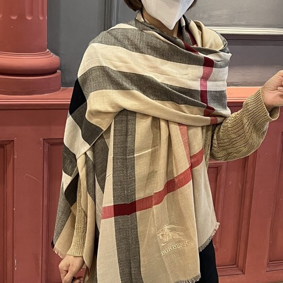 burberry classic diamond pattern scarf - Picture 7 of 9